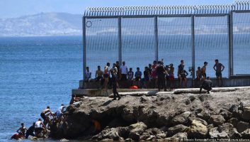 Au Maroc, des centaines de migrants tentent de pénétrer dans l’enclave espagnole de Ceuta